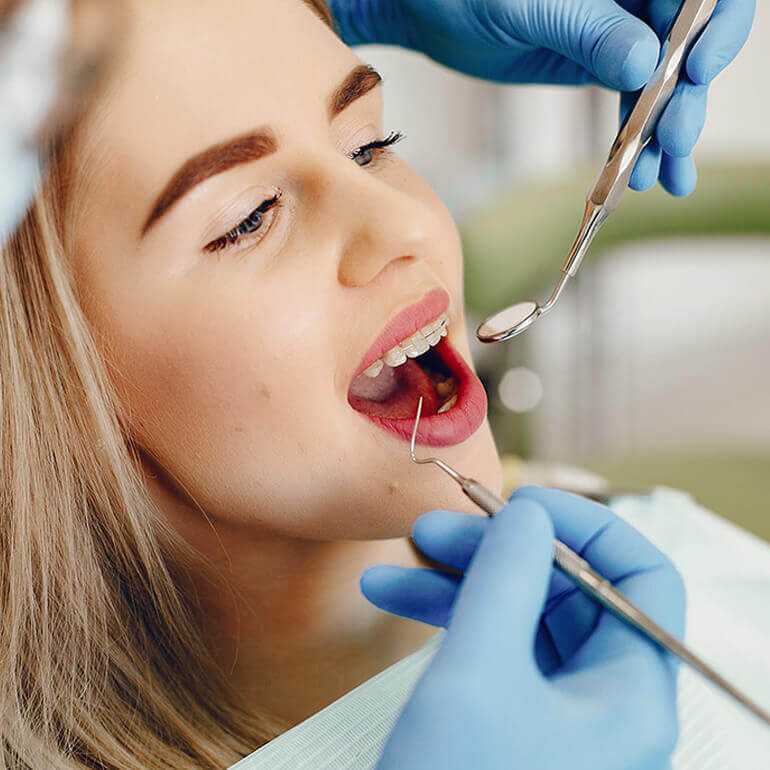 আধুনিক ডেন্টাল চেয়ার এবং যন্ত্রপাতি